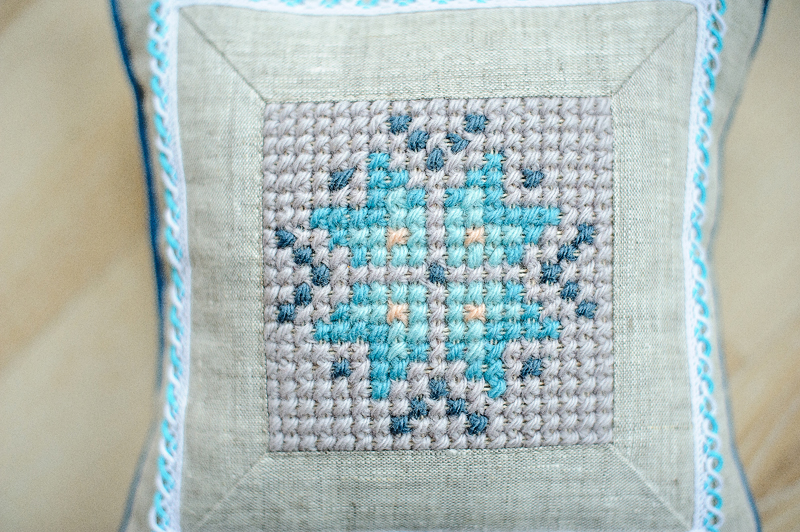 Голубая снежинка на сером фоне