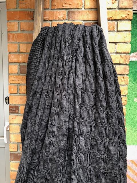 Вязанный плед в косы графит