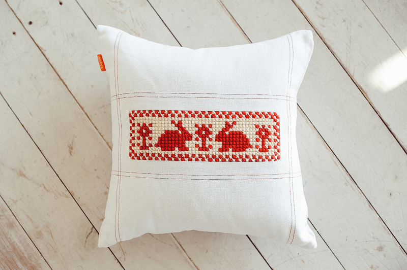 Белая пасхальная подушка