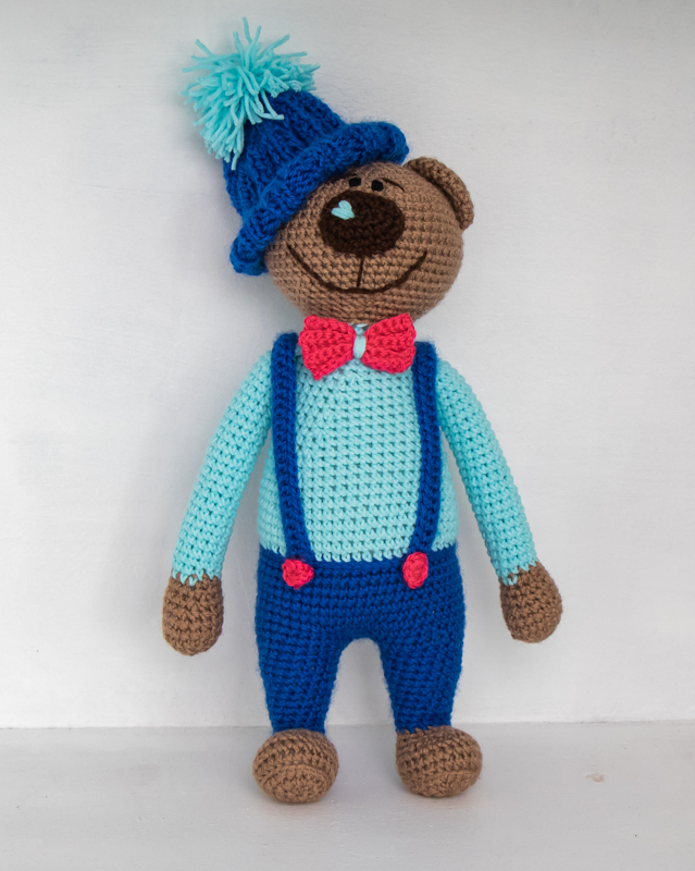 Вязаный мишка в голубом свитере, шарфике и красной бабочке 33 см