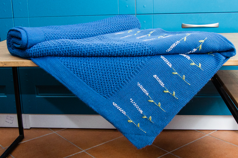 Вязанный синий плед в соты с вышивкой пшеница 160х200 см