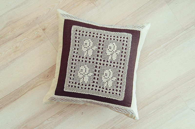 Думочка для дивана с кружевом Розы