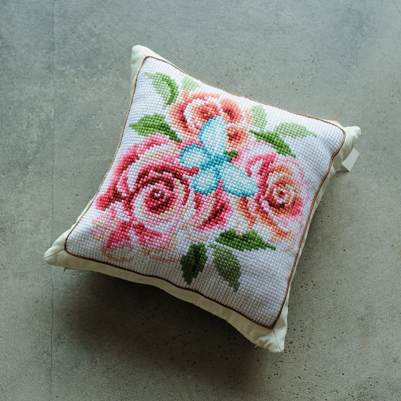 Бабочка в розовых розах