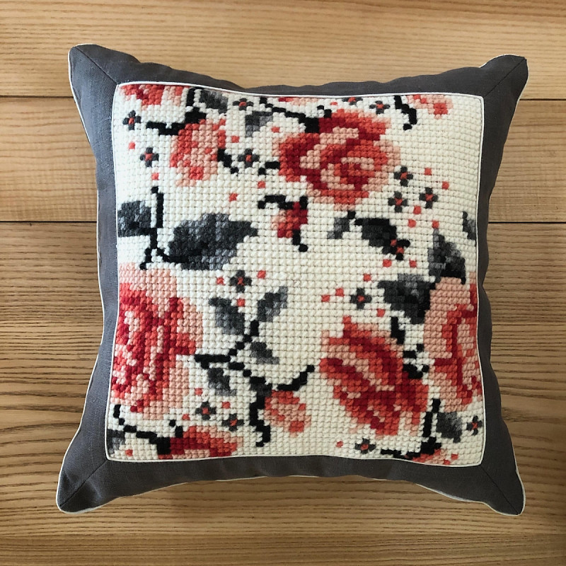 Розы в саду в сером льне 40 см