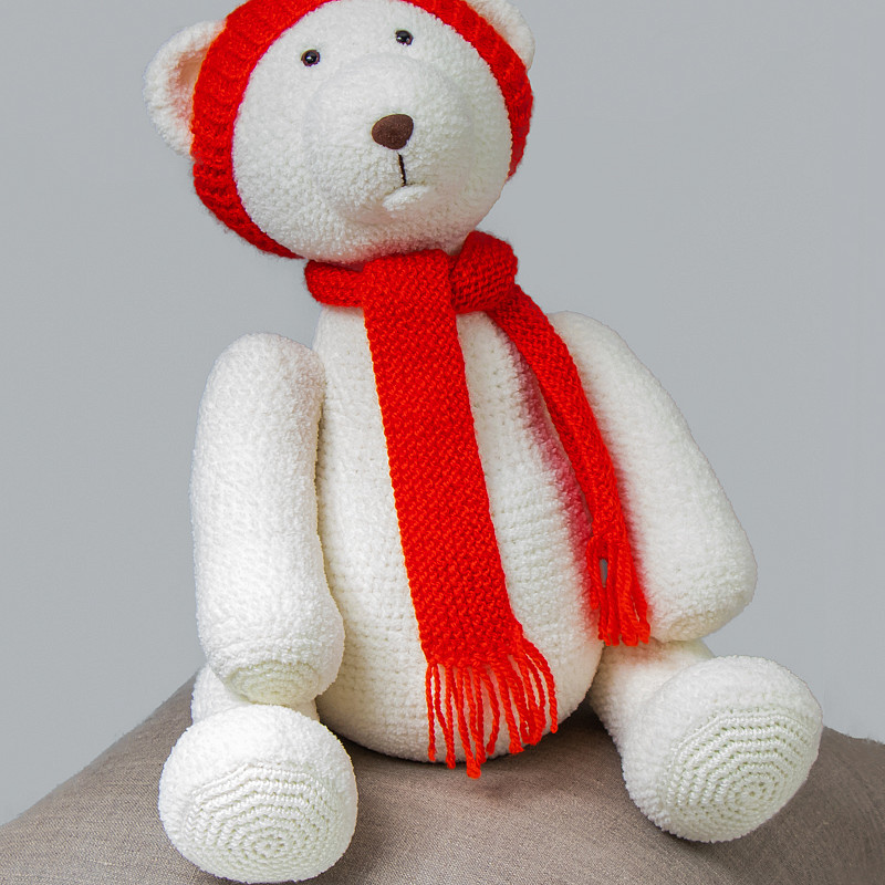 Мишка белый в красной шапочке