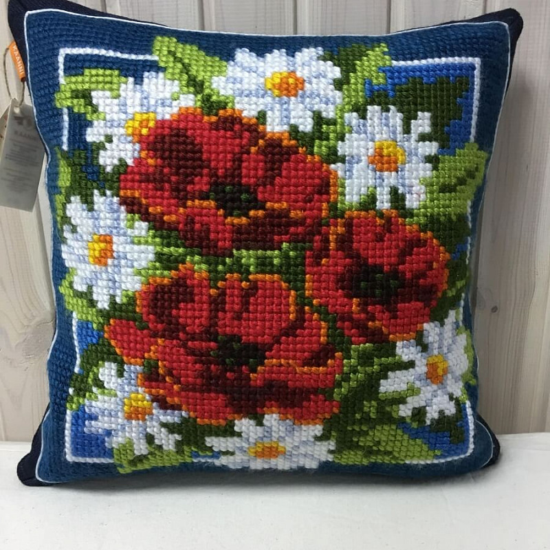 Маки с ромашками на синем фоне