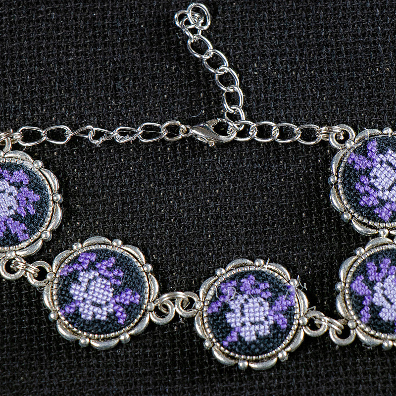 Вышитый браслет техника petit point лиловый вечер