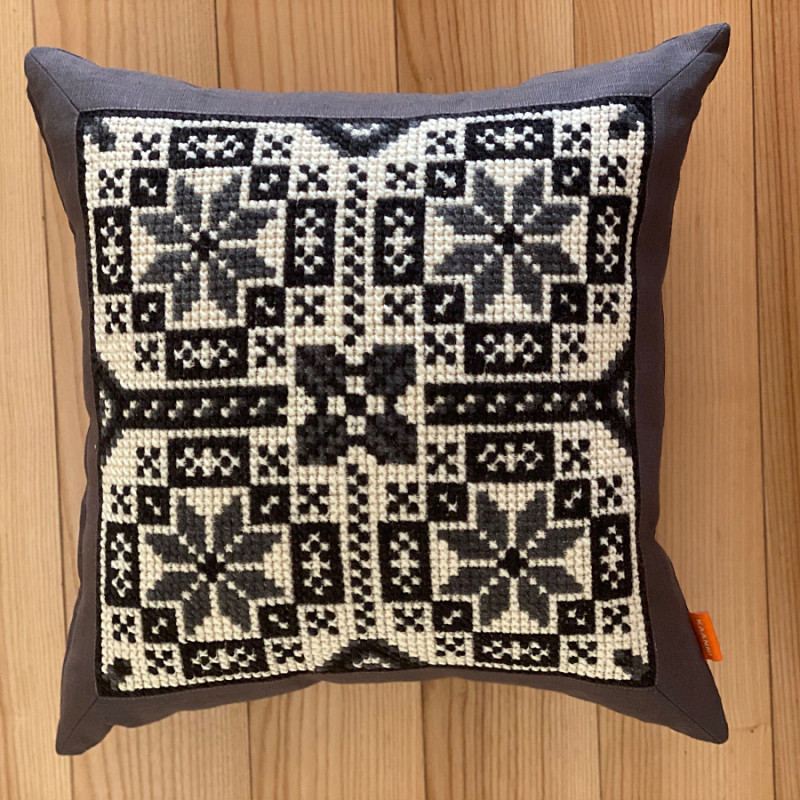 Четыре звезды в темно-сером 45х45 см