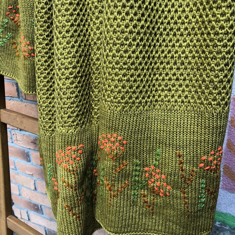 Плед вязаный в соты горчичный вышитый