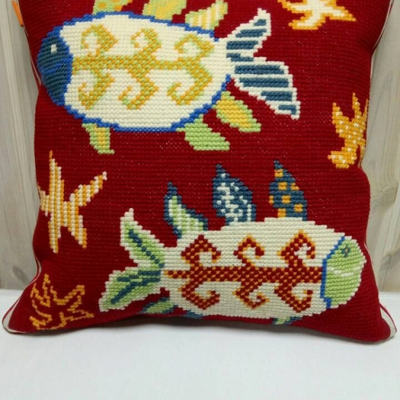 Рыбы на красном фоне