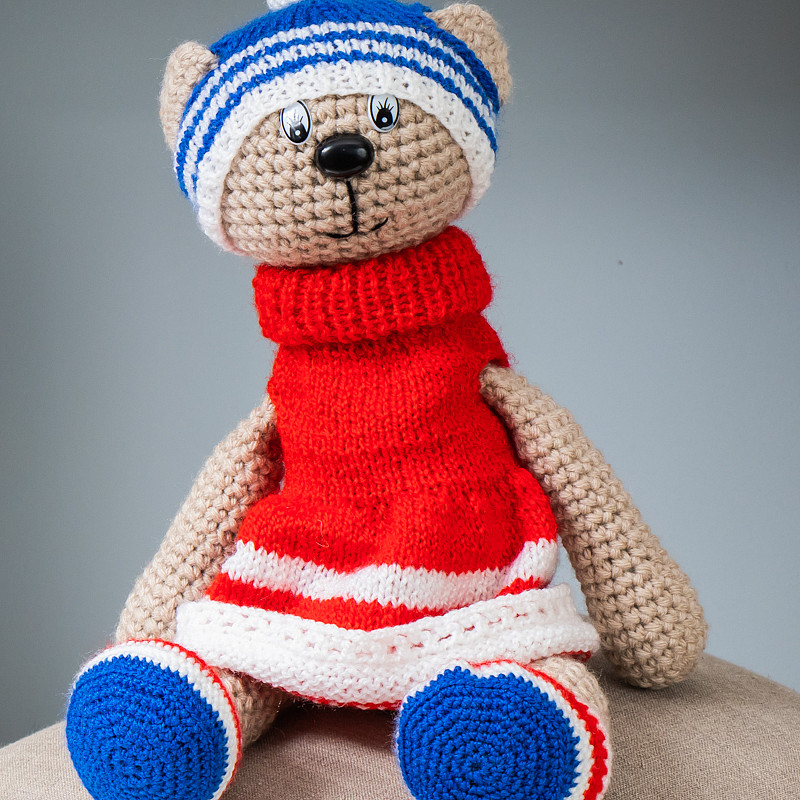 Мишка в красном платьице