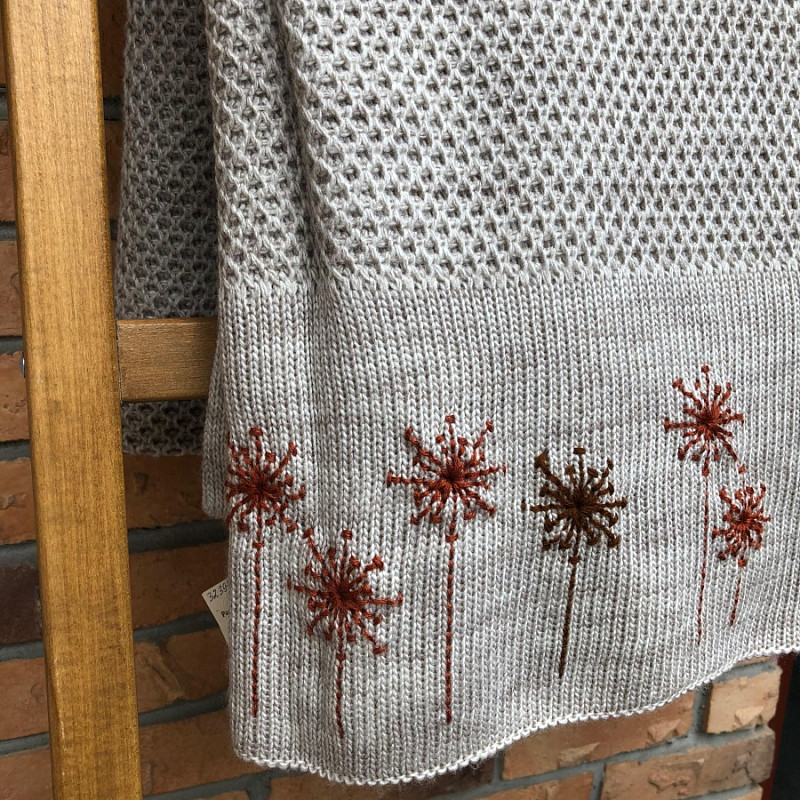 Вязаный в соты вышитый бежевый одуванчики