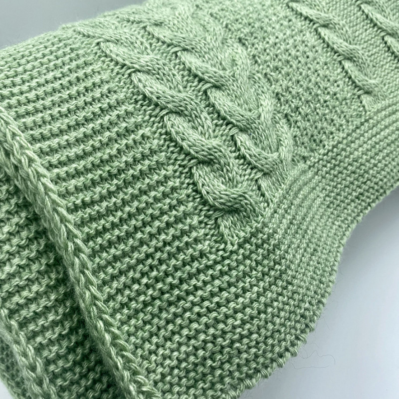 Вязанный в сложные косы плед светло-зеленый 160-190 см