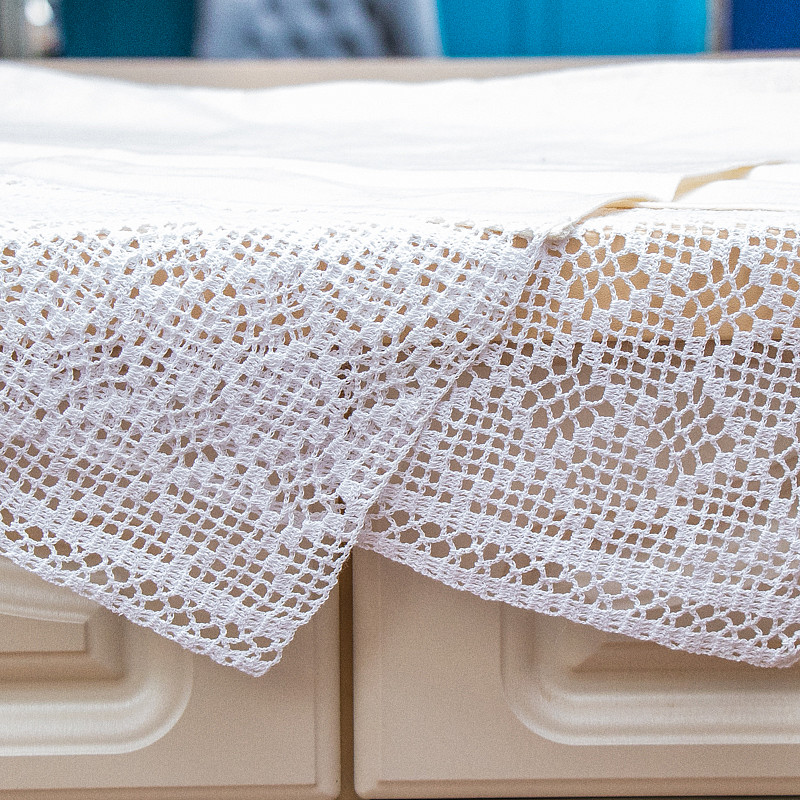 Льняной раннер с двумя большими кружевами