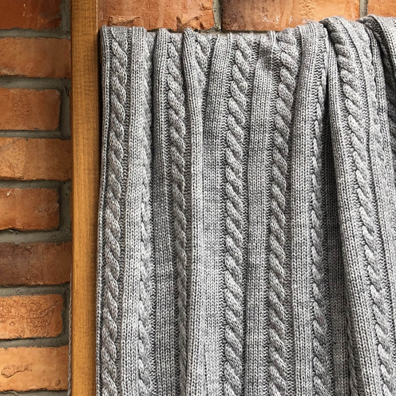 Плед вязаный в косы-гладь светло-серый