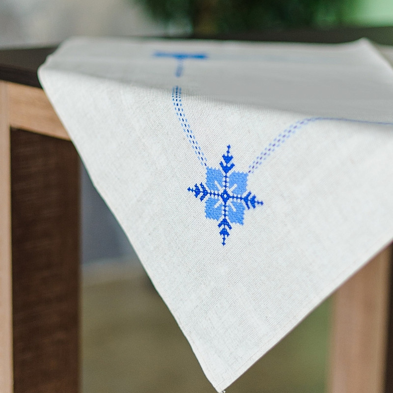 Салфетка льняная вишитая с синим орнаментом 75х75 см