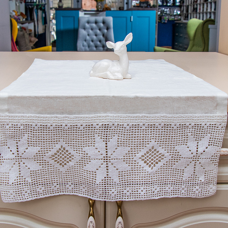 Льняное полотенце с одним широким кружевом 50х95 см