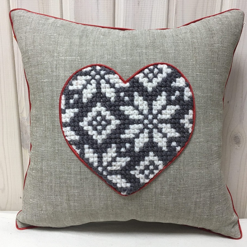 Вышитое сердечко белое на сером