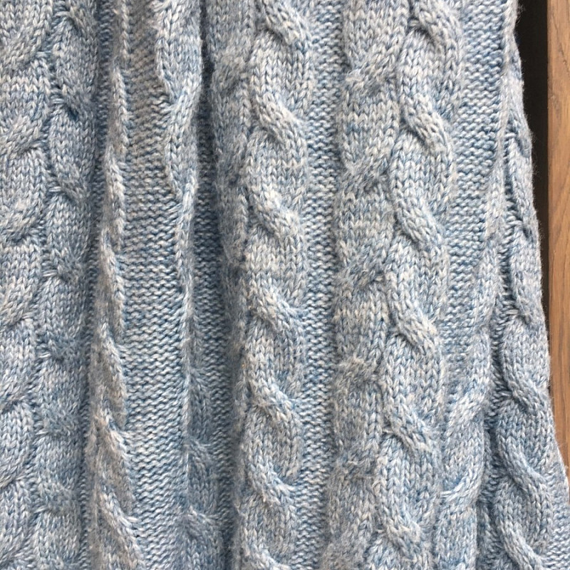 Плед вязаный в косы голубая пудра