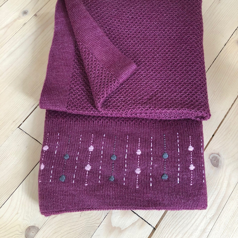 Вышитый вручную вязаный плед сливовый