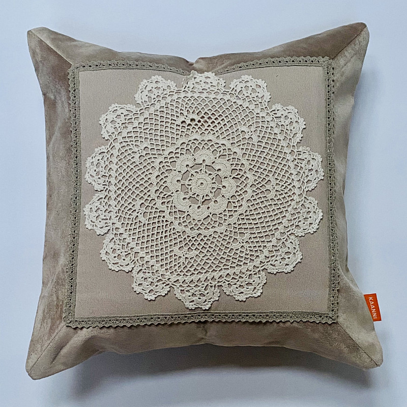 Нежное прикосновение. Кружево в бежевом бархате 40х40 см