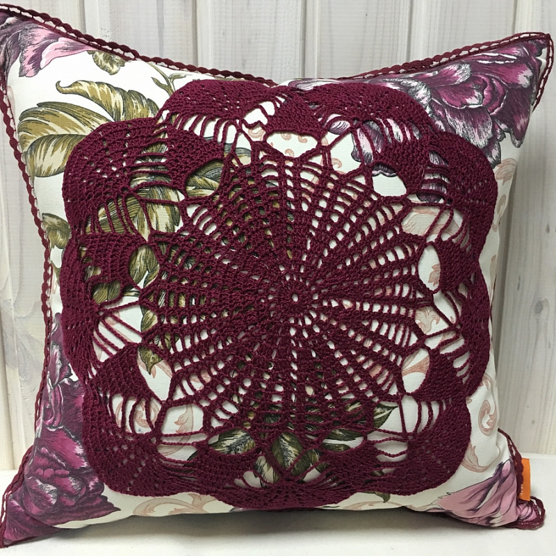 С круглым кружевом бордо