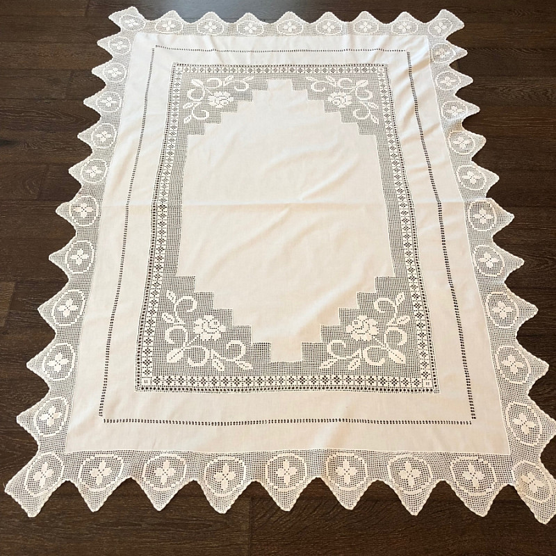 Скатерть с ручным кружевом розы 130х120 см