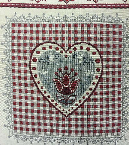 Сердечки на декоративных подушках