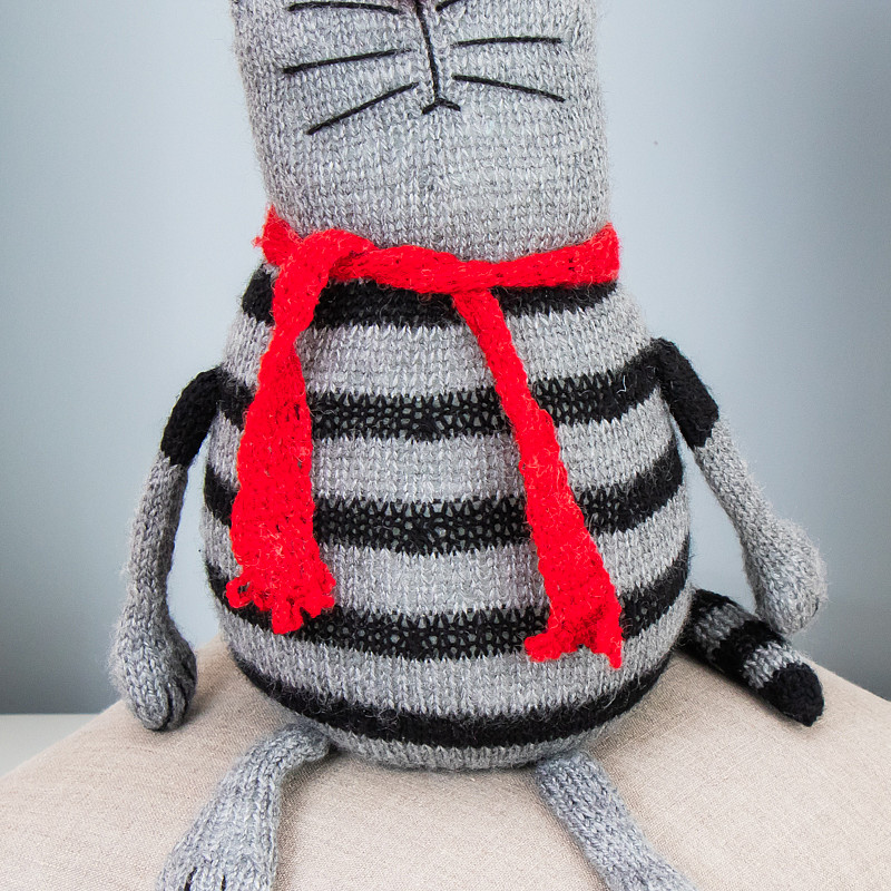 Кот полосатый упитанный