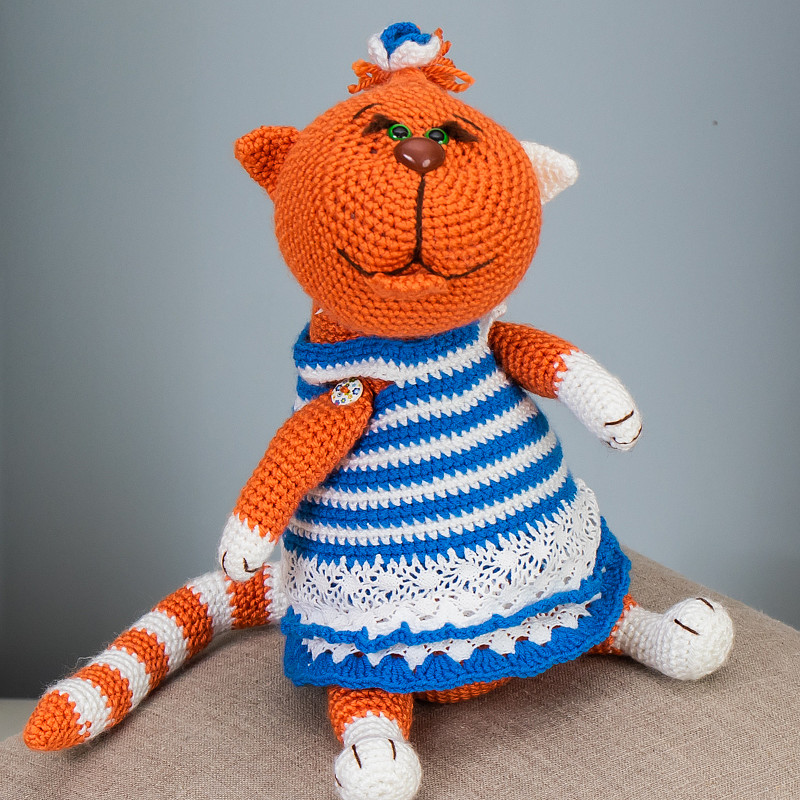 Кошка в морском платьице