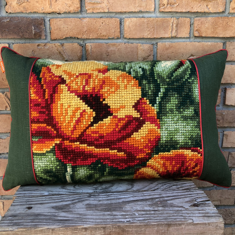 Мак в зеленом льне