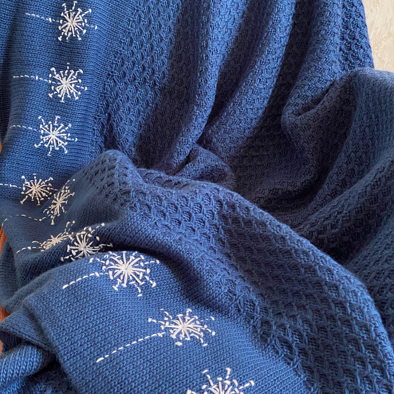 Вышитый вязаный плед синий одуванчики 190х200 см