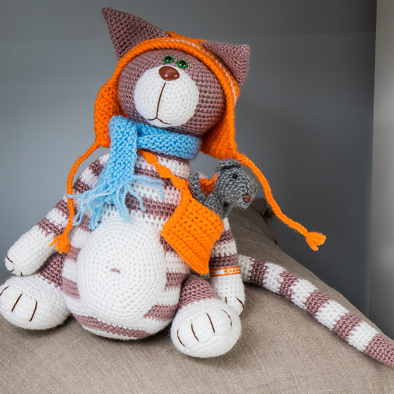 Кот рыжий с мышью