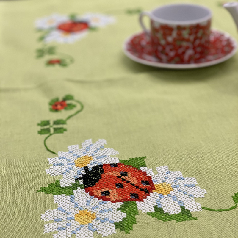 Вышитая скатерть ромашки