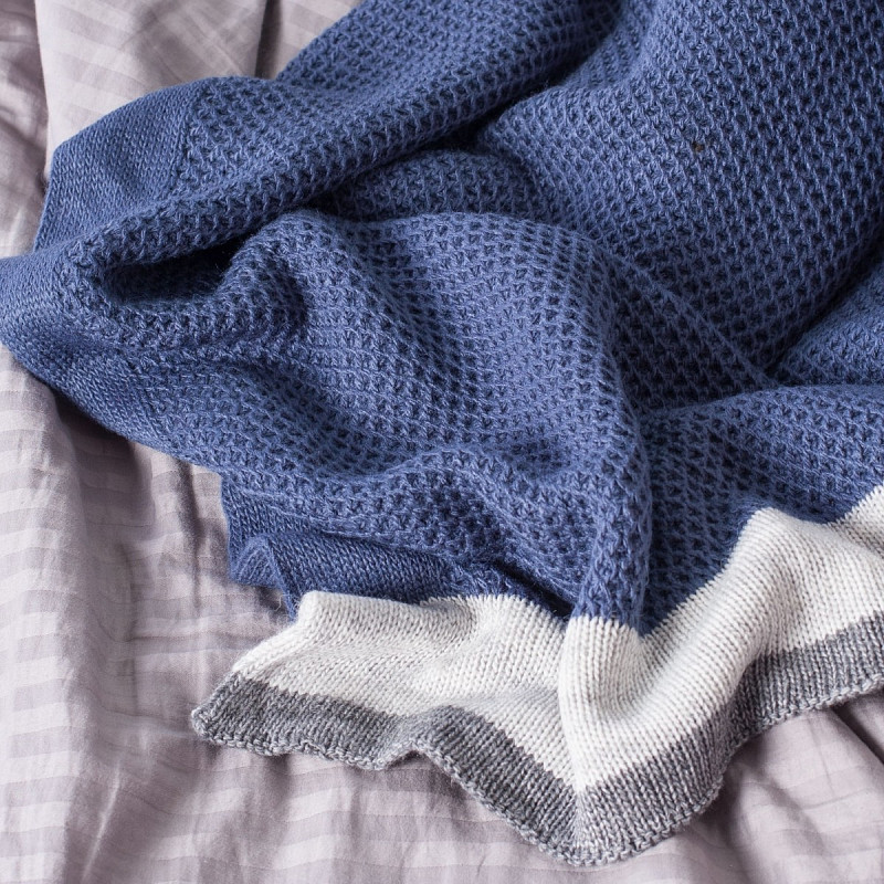 Вязаный плед в "соты" синий