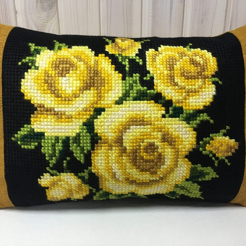 Желтые розы на черном