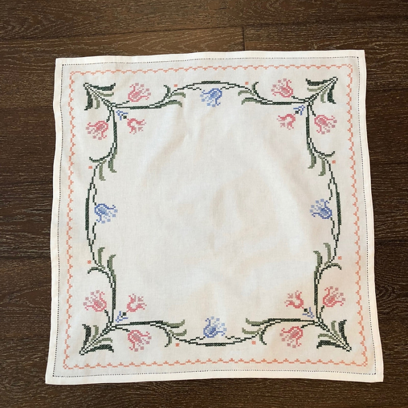 Скатерть вышитая тюльпаны 60х60 см