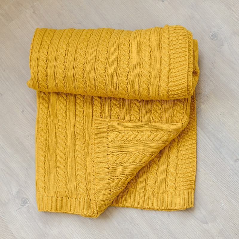 Плед вязаный в косы гладь желтый