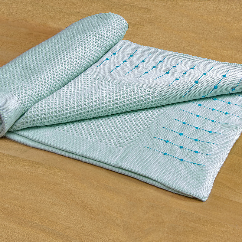 Вязаный плед вышитый вручную морозная бирюза 160х200 см