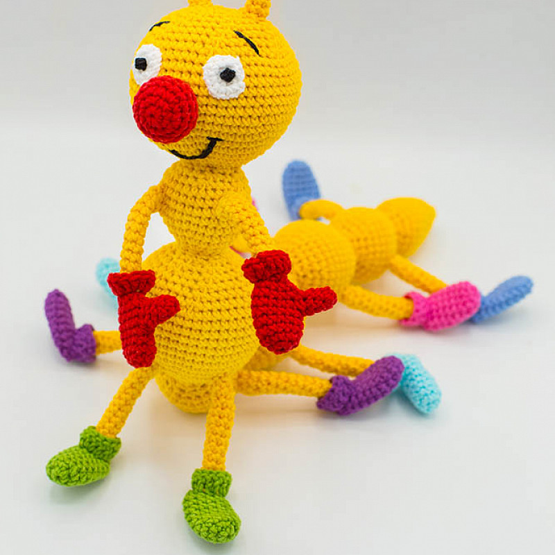 Желтая гусеница в варежках 38 см