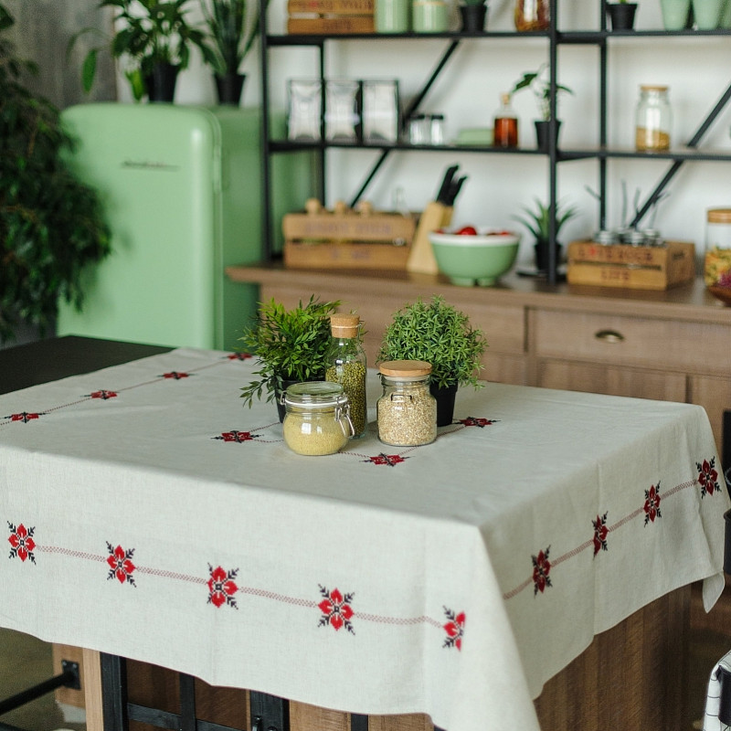 Скатерть льняная вышитая с красным орнаментом 150х150 см