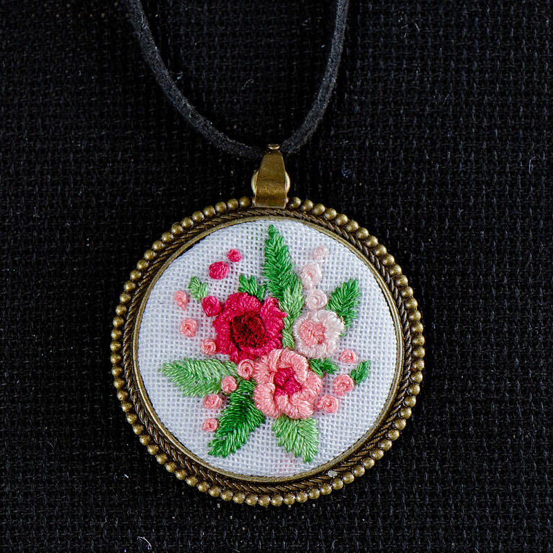 Подвеска вышитая розовый букетик 4 см