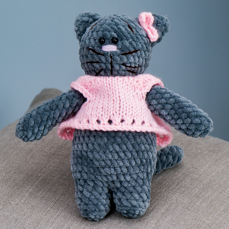 Котенок в розовой кофточке