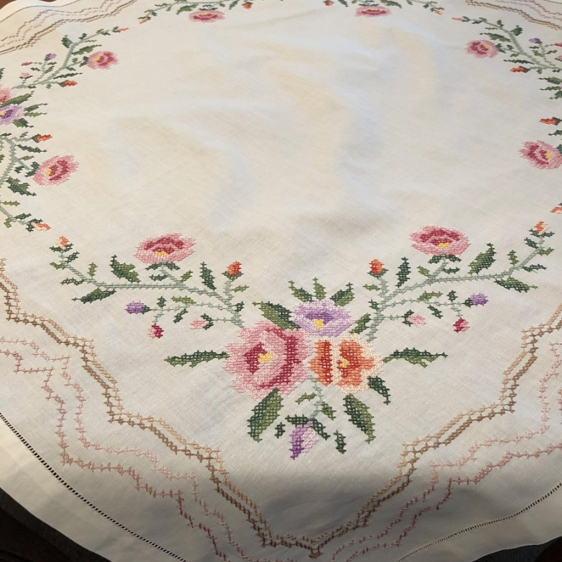 Вышитая вручную скатерть розы 80х80 см