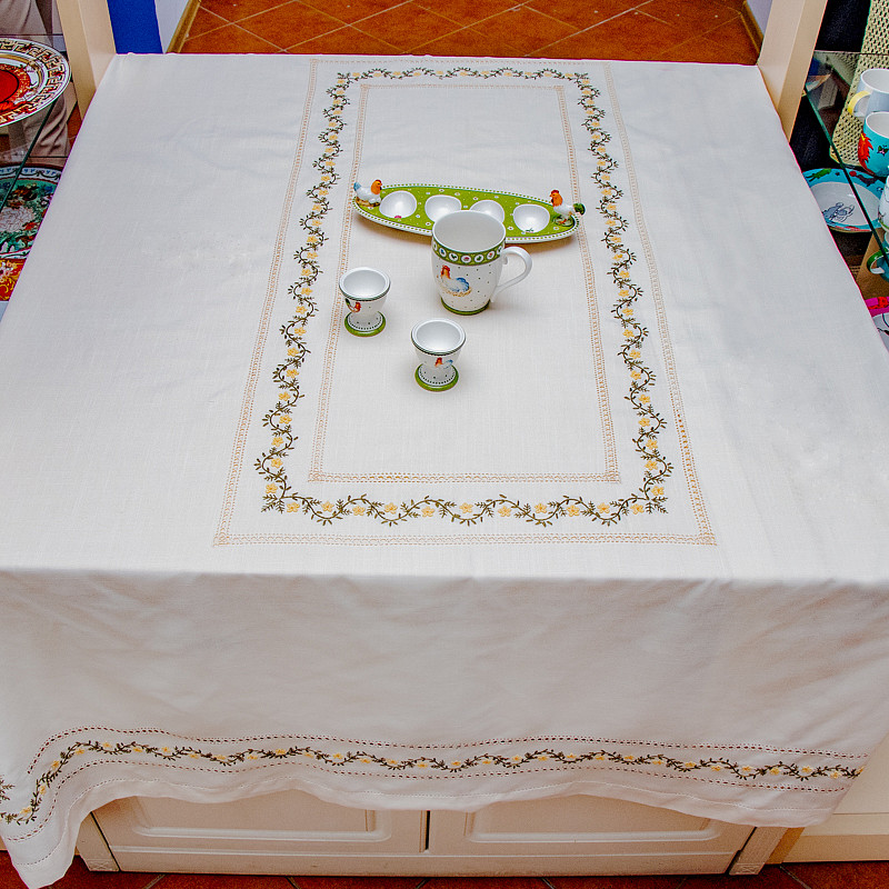 Вышитая вручную скатерть желтые цветочки 130х170 см