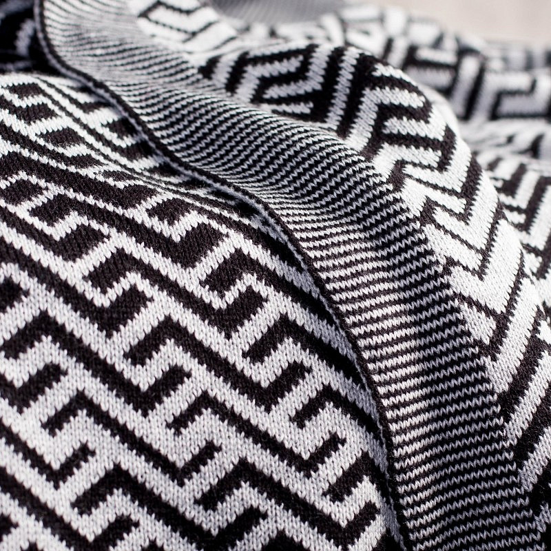 Вязаный плед жаккард черно-белый зигзаг 2х2 м