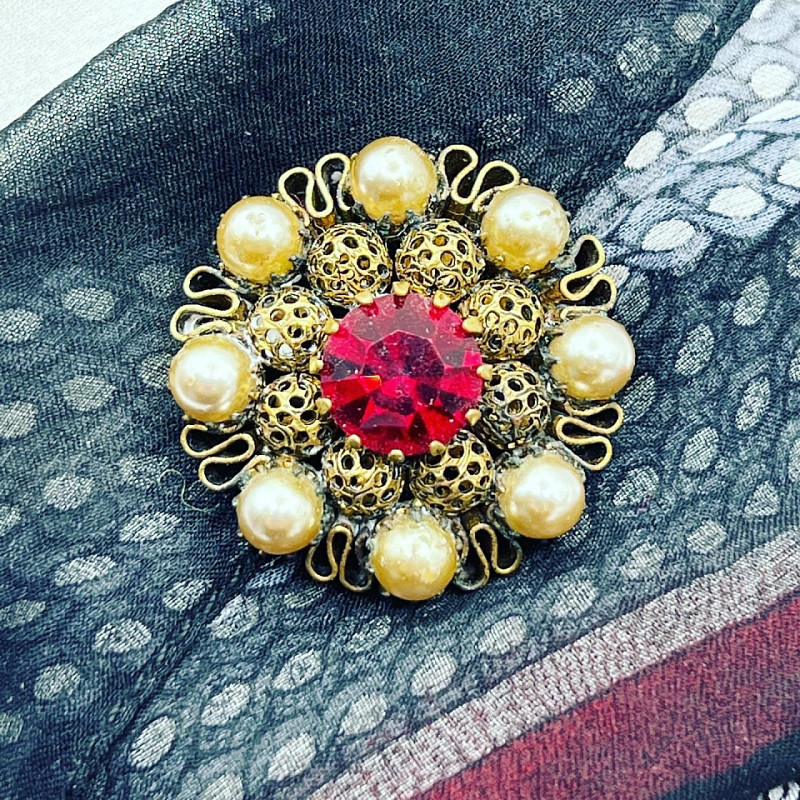 Круглая старинная брошь с красным кристаллом винтаж