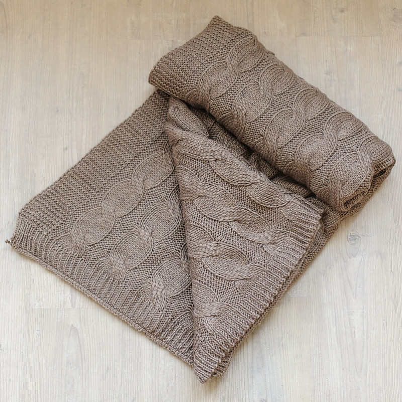 Вязаный плед в широкие косы капуччино