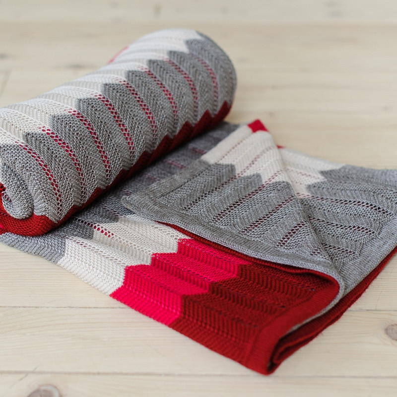 Вязаный плед ягода малина зигзаг