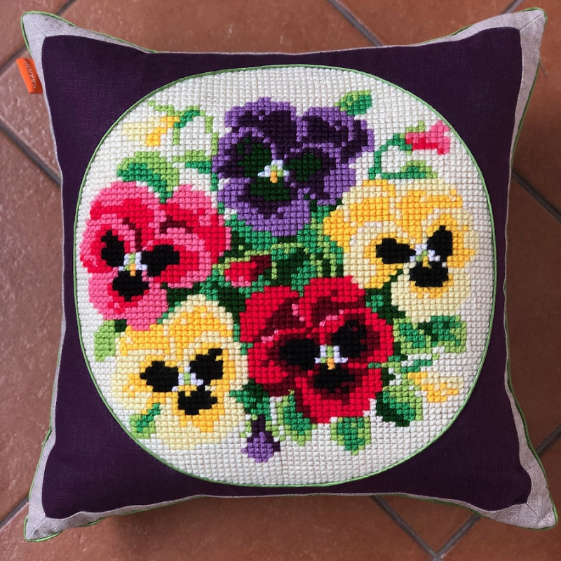 Букет фиалок в сиреневом льне 45х45 см